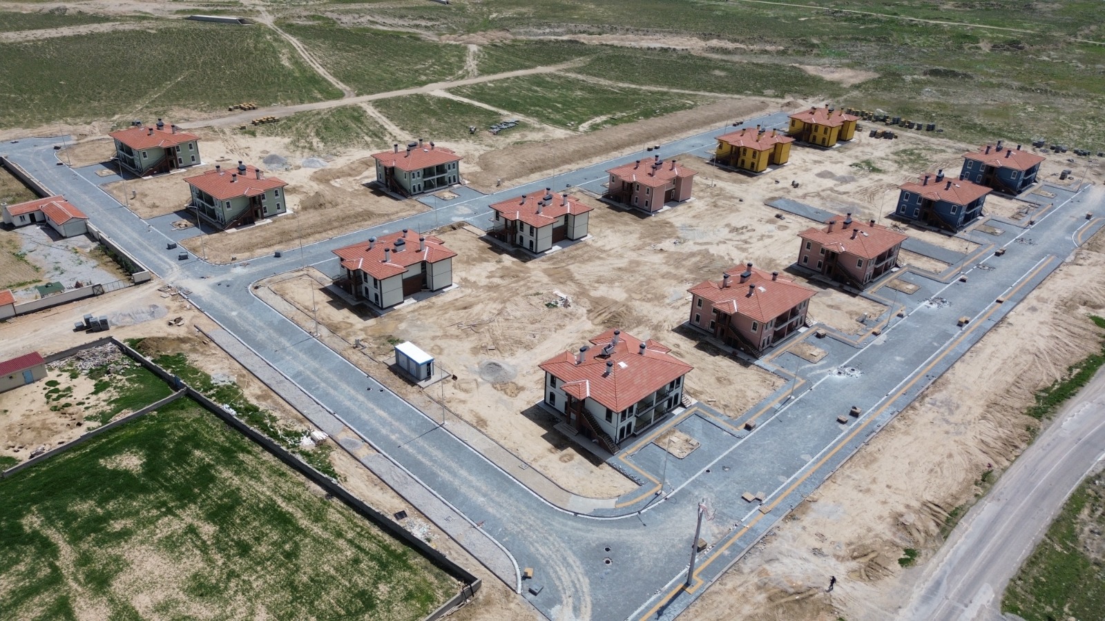 Konya İli Karapınar İlçesi Taşpınar (Hotamış) Mahallesi 100 Adet Konut Ve İslik Mahallesi 52 Adet Konut İnşaatları İle Alt Yapı Ve Çevre Düzenlemesi İşi